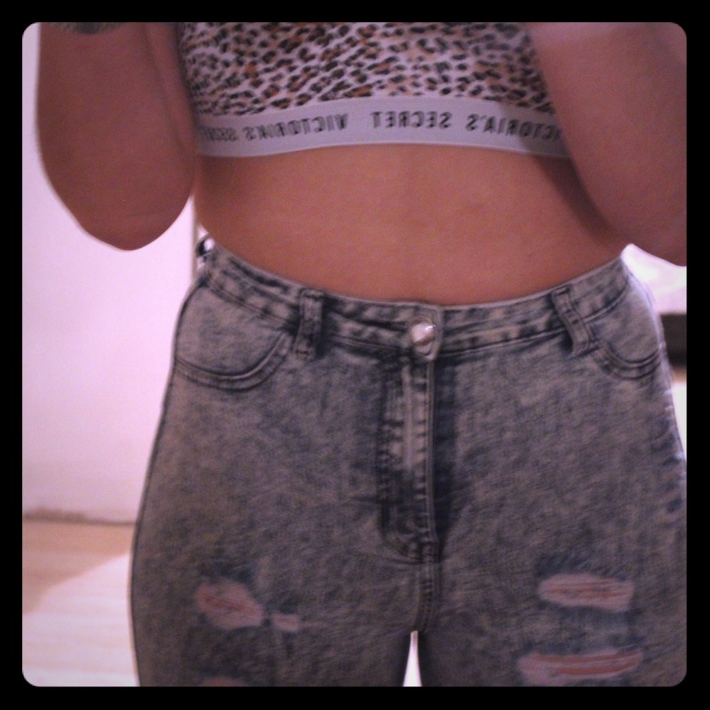 High waisted ripped jeans